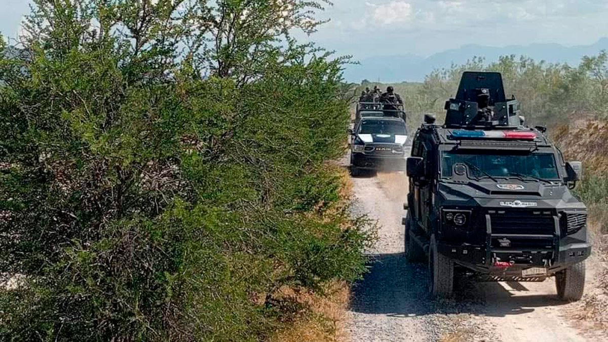 pnortemx's tweet photo. LO DESPOJAN DE SU RANCHO A BALAZOS EN GUERRERO; LOGRA ESCAPAR Y PEDIR AUXILIO

Guerrero, Coahuila.– Un hombre resultó herido por proyectiles de arma de fuego luego de que presuntamente dos sujetos lo atacaran y lo despojaran de su rancho en el municipio de Guerrero.

De acuerdo con la información disponible, Juan Antonio David Delgado llegó a la propiedad y encontró el lugar en desorden. En ese momento habrían salido dos hombres, quienes presuntamente le indicaron que el rancho ya no le pertenecía y posteriormente realizaron disparos en su contra.

El afectado logró escapar y refugiarse en el monte, donde permaneció oculto durante aproximadamente un día hasta conseguir comunicarse con un familiar, quien lo trasladó para recibir atención médica.

El hombre presentó dos heridas producidas por proyectil de arma de fuego que, de acuerdo con los primeros reportes, no ponen en riesgo su vida y quedó hospitalizado.

Elementos de la Agencia de Investigación Criminal, Policía Civil Coahuila y corporaciones estatales acudieron al rancho para realizar las diligencias correspondientes y tratar de ubicar a los presuntos responsables.

Será la Fiscalía General del Estado la encargada de determinar el móvil de la agresión, esclarecer la situación legal de la propiedad y establecer responsabilidades.

Punto Norte MX
Primero confirmar. Después informar.