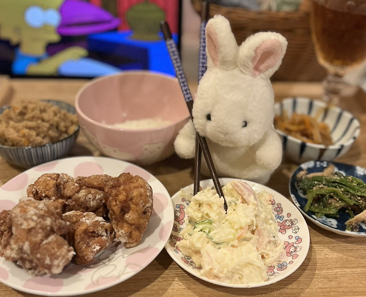 usatan0141's tweet photo. 唐揚げ、ポテトサラダ、卯の花、切り干し大根、ほうれん草としめじの胡麻和えだよ。うたたん https://t.co/hvhfgb0xNf
