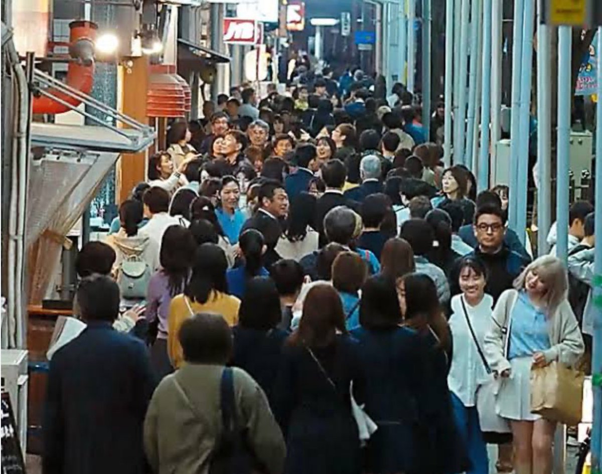 Ks_Dee_info's tweet photo. 『RP感謝！その記事再登場』（42256）
『映画テレビロケ地』（37)
『豊橋広小路通り』
「VIVANT」、愛知豊橋、2023年
第6話、堺雅人さんが竜星涼さんに追われるシーン。海外ロケを多用する中日本らしさを感じるシーンも撮りたいということで豊橋市内でおよそ100年続く陶器店の目の前の広小路通り。 https://t.co/Ix5o4sYv8N