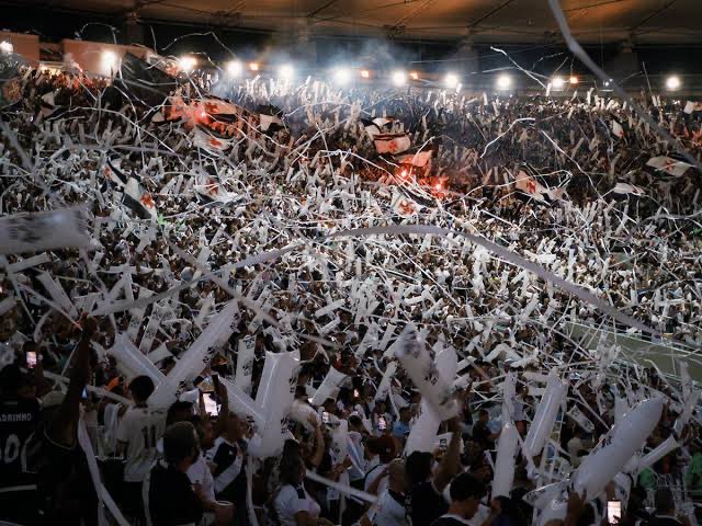 wesley_curty's tweet photo. Volto a repetir, aquele acordo/contrato péssimo que o Pedrinho fez ano passado com o consórcio foi um tiro no pé. Com a corja que sempre trabalhou para o fim do Vasco não há diálogo.

Ele esperava ouvir um “sim “do consórcio nessa altura do campeonato? Sério?

Todo ano o Vasco joga no Maracanã após judicializar, pois eles sempre negaram o estádio para a gente.

Aí agora o Pedrinho vem com esse papo frouxo de que “não vai pedir mais para jogar pq n é bem-vindo no Maraca, que vai fazer de tudo para colocar em SJ”

Tem caroço nesse angu e deve ter alguma coisa nesse acordo para inglês ver que faria o Vasco perder na justiça para ele não querer judicializar e correr o risco.

Não é possível que o camarada estando com todos os argumentos ao seu lado, com a faca e o queijo na mão vai abrir mão de uma renda gorda, de 60 mil vascaínos numa semifinal internacional contra o Boca.

A imagem que o Vasco quer passar pra o continente é de um público de 20k? Se for naquele estádio frio do NS, piorou.

Chega de mediocridade, não existimos para se curvar ao sistema.

Para um Almirante a coragem é lei.

#JudicializaPedrinho