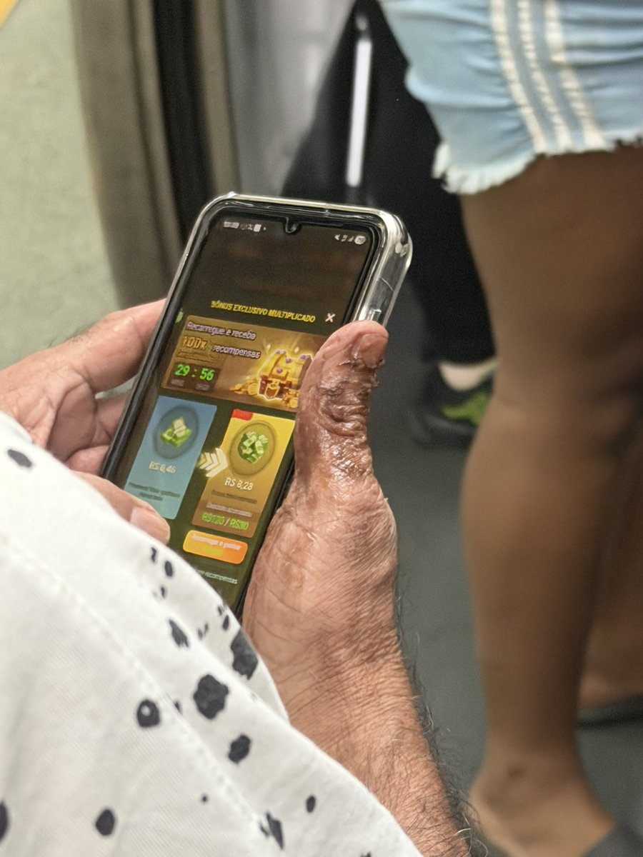 resenhaflutt's tweet photo. No metrô hoje voltando do trabalho, um trecho de mais ou menos 20 minutos, o coroa que aparentava ter seus 65-70 anos deixou R$ 150 pra alguma casa clandestina

Não ganhou em uma rodada sequer. 

Bizarro. https://t.co/05NMPVlxiI
