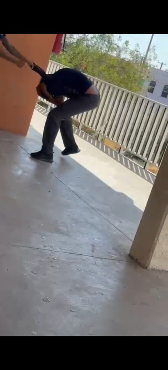 pnortemx's tweet photo. PADRES ALZAN LA VOZ ANTE INCREMENTO DE VIOLENCIA Y CONDUCTAS INAPROPIADAS EN EL CBTIS 34 DE PIEDRAS NEGRAS

Piedras Negras, Coahuila.– Padres de familia del CBTis 34 han comenzado a manifestar su preocupación por diversos hechos de violencia y presuntas conductas inapropiadas registrados en los últimos meses dentro del plantel.

La inconformidad volvió a tomar fuerza luego de la difusión de un video en el que dos estudiantes protagonizan una riña, mientras otro joven graba y lanza expresiones alentando a continuar la agresión.

Uno de los padres que hizo llegar el material a Punto Norte MX señaló que existe molestia por lo que consideran falta de vigilancia e intervención oportuna de directivos, prefectos, maestros y personal encargado de mantener el orden.

También refirió que en meses recientes se han presentado otros incidentes y señalamientos dentro del plantel. Algunos de estos casos no han sido corroborados de manera independiente por este medio, por lo que corresponderá a las autoridades escolares aclarar los hechos y dar a conocer las medidas adoptadas.

Padres de familia piden reforzar la prevención, vigilancia y atención a los estudiantes para evitar que situaciones de violencia continúen escalando.

Punto Norte MX buscará conocer la postura oficial de la dirección del CBTis 34.

Primero confirmar. Después informar.