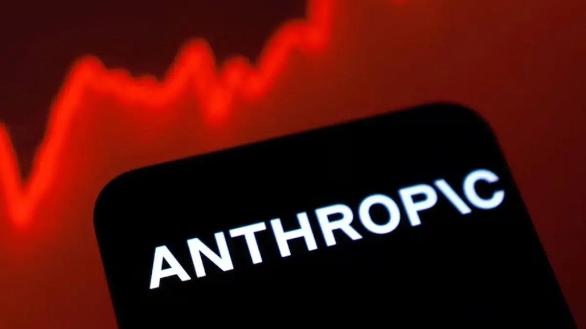 SOU_BTC's tweet photo. 【速報】🚨 Anthropic、売上12倍も巨額赤字

AnthropicのIPO目論見書で、急成長の一方で巨額のコスト負担が明らかに。

・2025年度売上高：45.9億ドル
→ 前年比 +1,088%

・営業損失：80.6億ドル
→ 前年の29.8億ドルから大幅拡大

・純損失：419.7億ドル
→ 前年は83.1億ドル

・AI計算・インフラ費：73.3億ドル
→ 前年比 +190%
→ 営業費用の58%

・現金・短期投資：202.8億ドル

さらに、売上の24%を上位2社の顧客に依存。

売上は爆発的に伸びている一方、AI開発競争のコストも桁違いになっている。