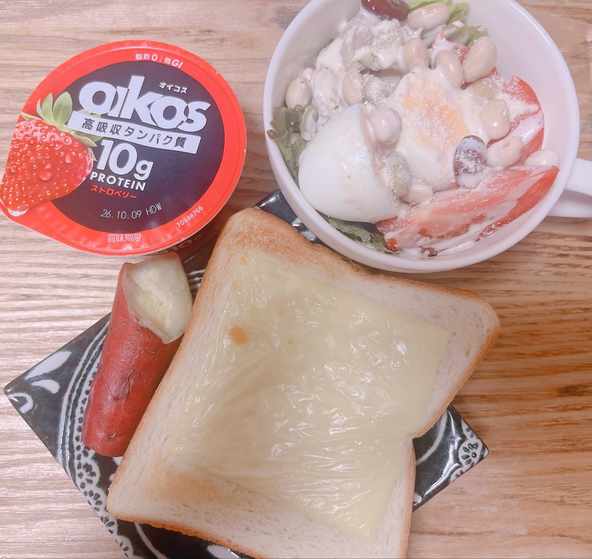 ongyaaaaa31's tweet photo. おはようございます☺️

朝食！
久しぶりにオイコス！ドリンクは画面外にホットストレートティー。

ずっと雨で嫌になるね
光合成したいよ🥲🥲🥲 https://t.co/3NGakieZl4
