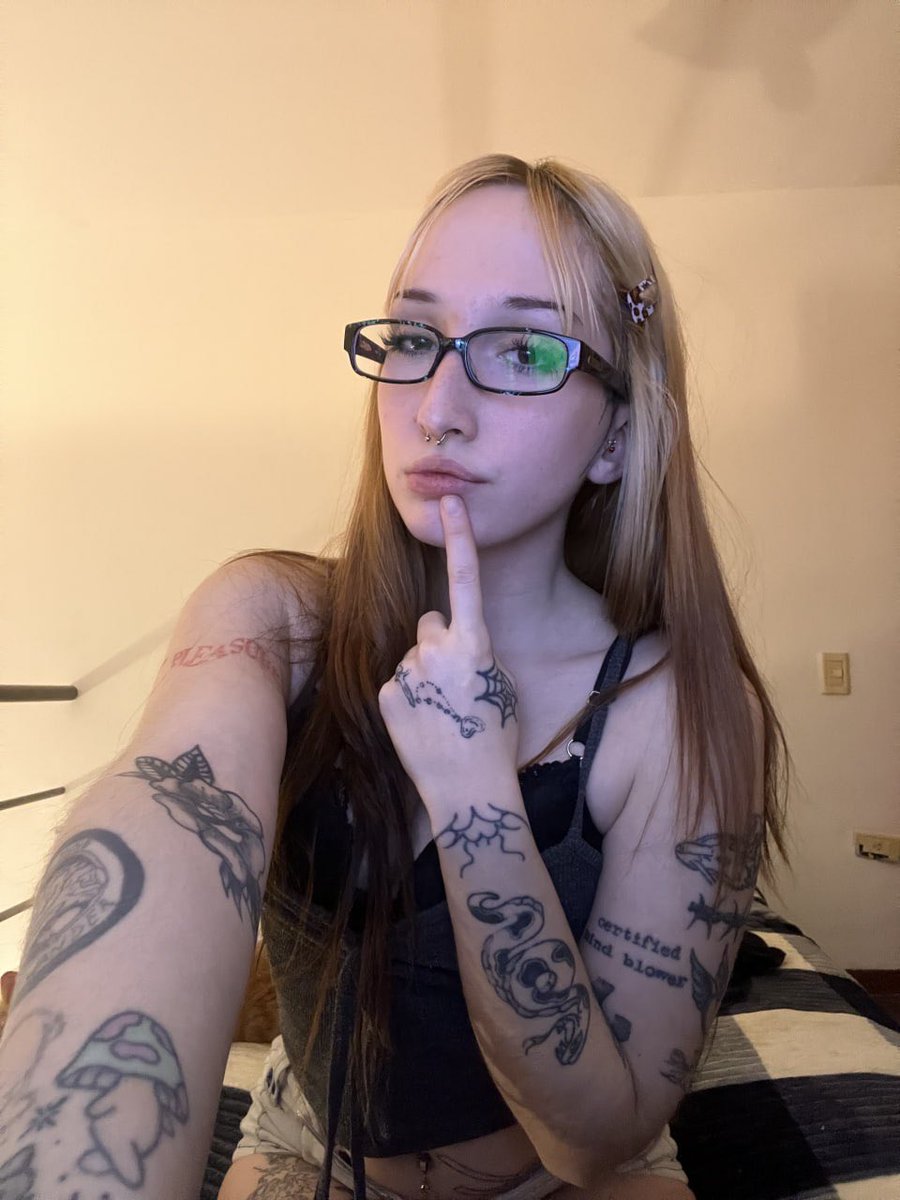 Coleenwilliamx's tweet photo. my lips or my tats? hihihi https://t.co/zMKlTzzf7t