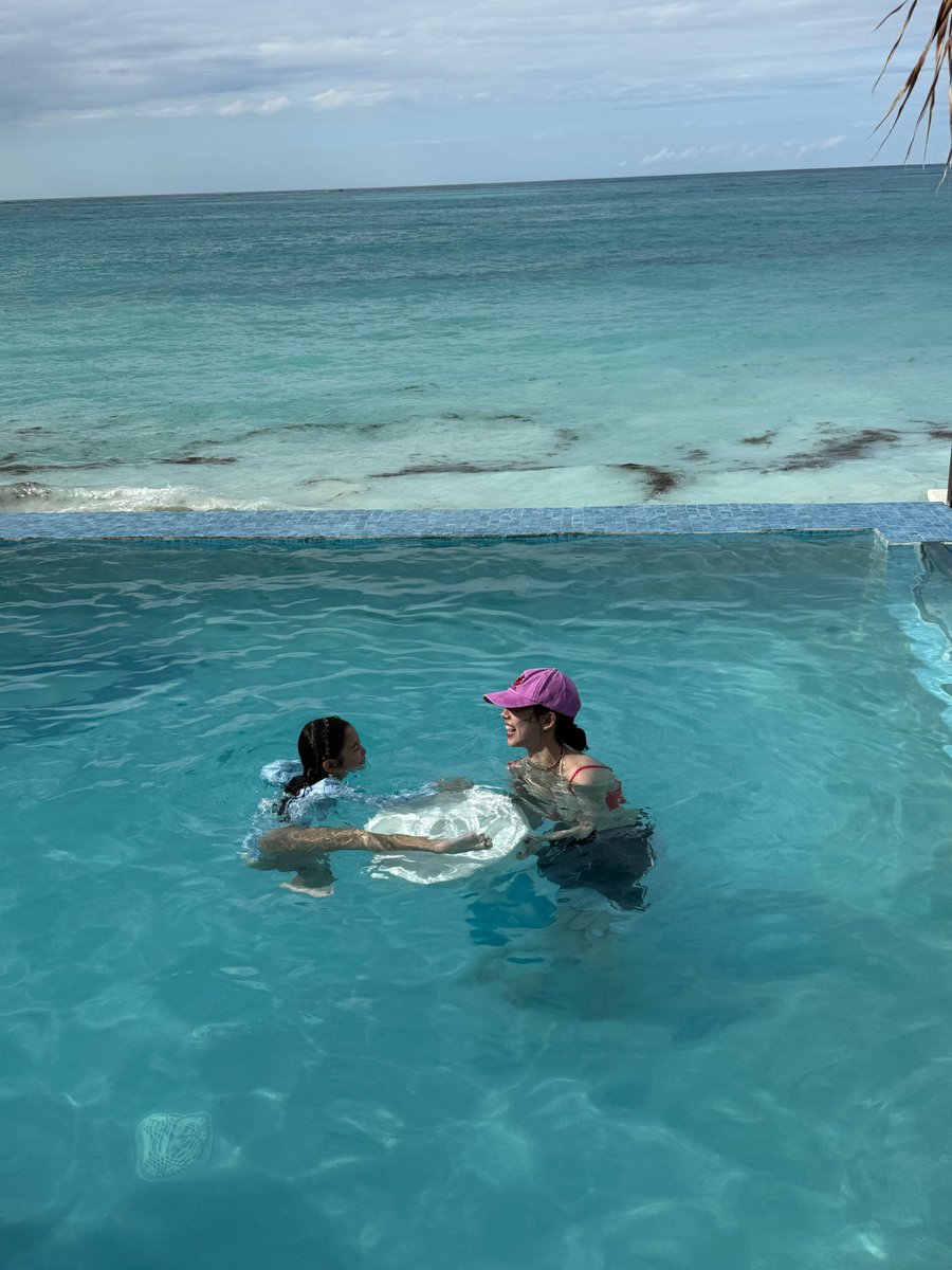 sunshine_080507's tweet photo. karina's caption: now that i've become an aunt, i immediately accept requests to play 

a baby approached her and asked to play when she went on a vacation in the bahamas 🥺 https://t.co/L7gXEPsMxO