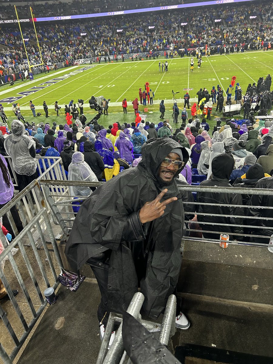 Fabe1of1's tweet photo. @JusDahl Rain or shine baby #Flock https://t.co/pWCltxiYuY