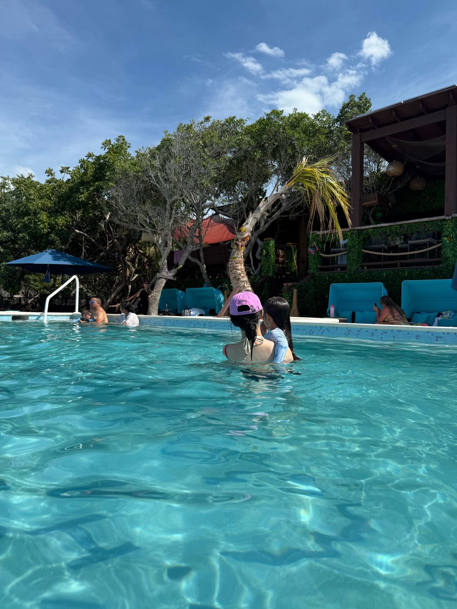 sunshine_080507's tweet photo. karina's caption: now that i've become an aunt, i immediately accept requests to play 

a baby approached her and asked to play when she went on a vacation in the bahamas 🥺 https://t.co/L7gXEPsMxO