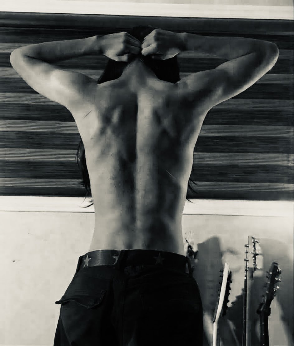 Rockie368's tweet photo. So that’s how my back looks look💀 https://t.co/9SQLoVDq13