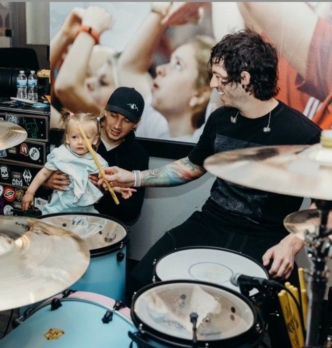 SLUT4PIL0TS's tweet photo. my favorite genre of photo is joshler looking like parents https://t.co/c2BYqpV84y