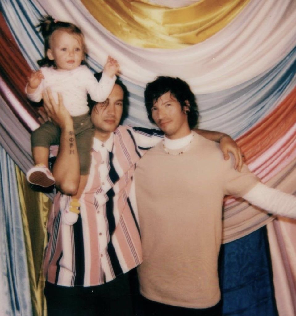 SLUT4PIL0TS's tweet photo. my favorite genre of photo is joshler looking like parents https://t.co/c2BYqpV84y