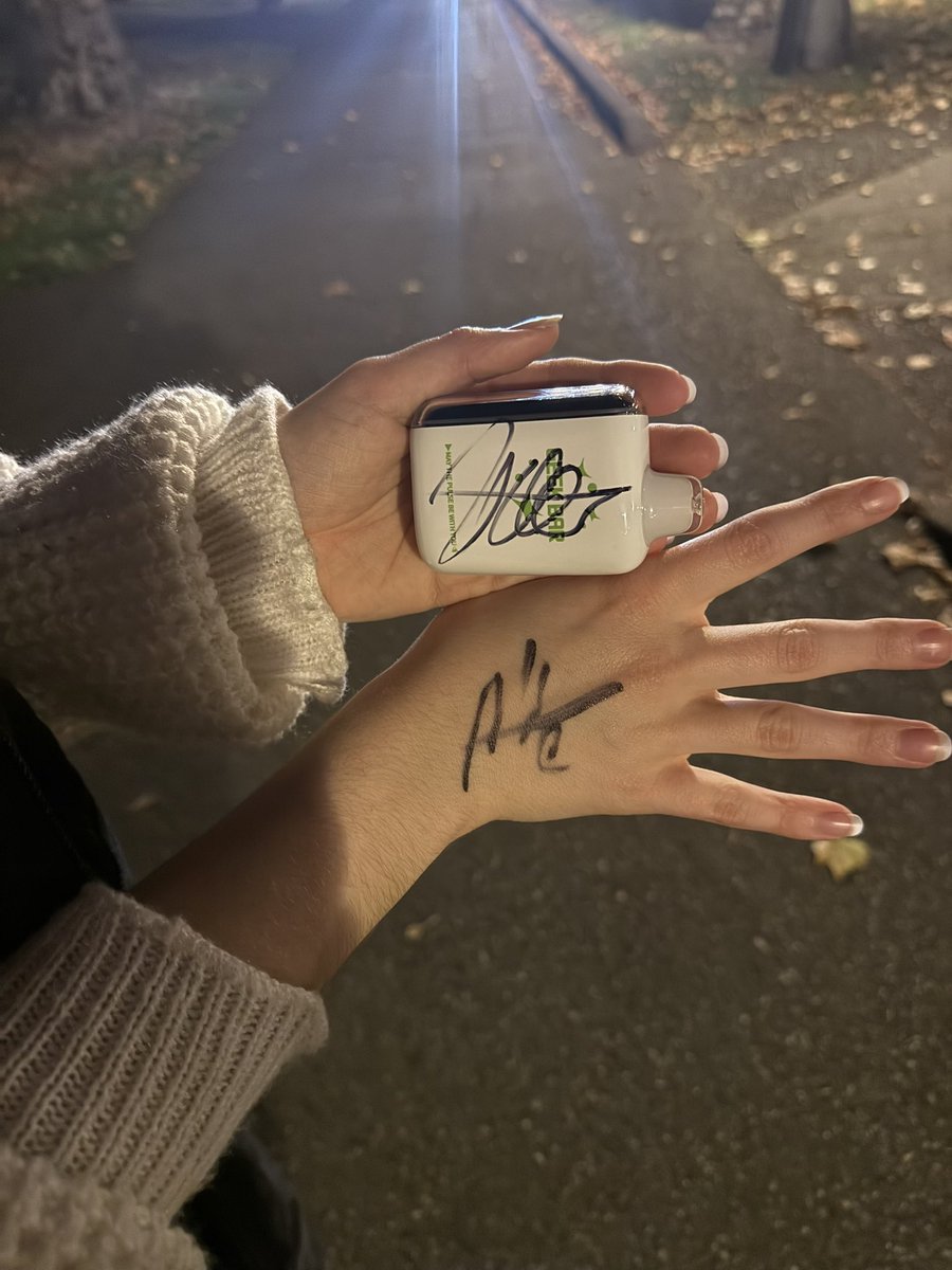 4006i's tweet photo. @fastPP11fan i think so. noah signed my vape and took my sharpie https://t.co/PrcmoU7LmP
