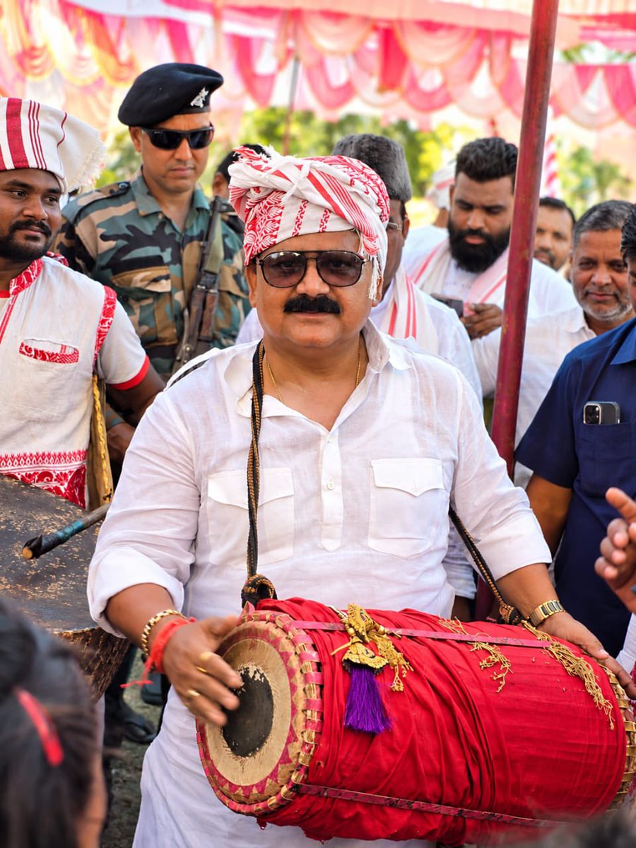 MithileshJMM's tweet photo. मांदर की थाप में झारखंड की धड़कन है.. अब यह धड़कन और दूर तक सुनाई देगी।

झारखंड की लोकसंस्कृति और आदिवासी जीवन से गहरे जुड़े पारंपरिक वाद्य ‘मांदर’ को GI टैग मिलना हमारी समृद्ध सांस्कृतिक विरासत के लिए महत्वपूर्ण पहचान है।

मांदर की थाप महज़ संगीत नहीं, बल्कि प्रकृति से जुड़ाव, सामुदायिक जीवन, श्रम, उत्सव और पीढ़ियों से चली आ रही सांस्कृतिक परंपरा की जीवंत अभिव्यक्ति है। इसकी विशिष्ट बनावट, स्थानीय संसाधनों और पारंपरिक कारीगरी में झारखंड की मिट्टी और लोकजीवन की आत्मा बसती है।

मुख्यमंत्री श्री @HemantSorenJMM जी के नेतृत्व वाले झारखंड में लोकसंस्कृति और पारंपरिक विरासत से जुड़े ऐसे प्रतीकों को नई पहचान मिलना प्रदेश की सांस्कृतिक यात्रा का महत्वपूर्ण अध्याय है।

जोहार!!