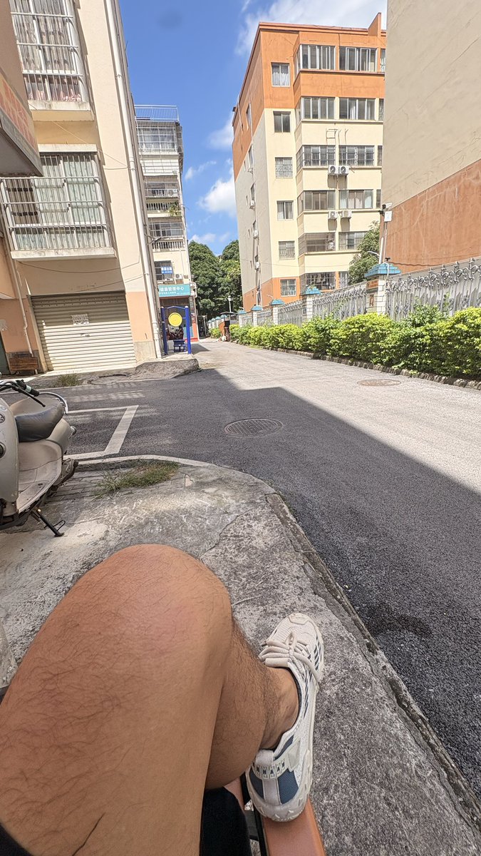 AndehuiZ's tweet photo. 兄弟们，这么热的天，我坐这里帮你们点赞，评论回帖，

你们就不给我点个赞，浇个水吗？

#蓝v互助 https://t.co/2ol239SFRW