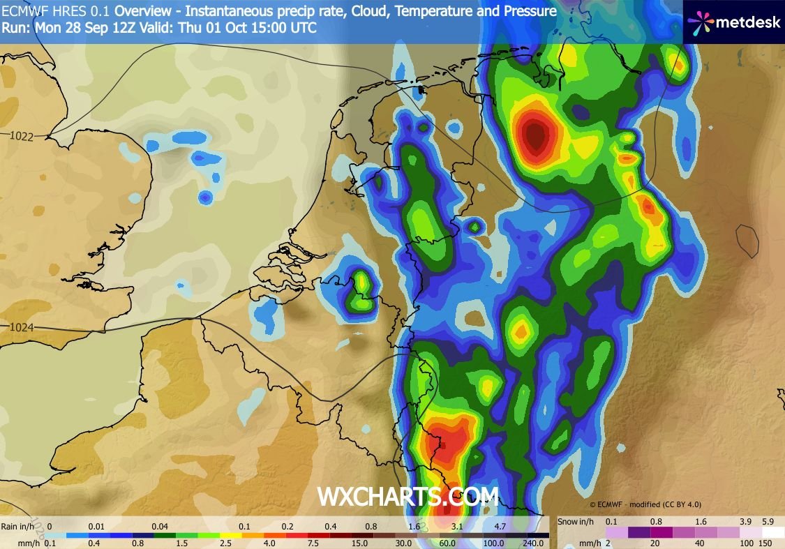 Roodescho1's tweet photo. Morgen in de loop de middag avond en nacht naar donderdag buien met kans op #onweer https://t.co/HuqiA80rdW