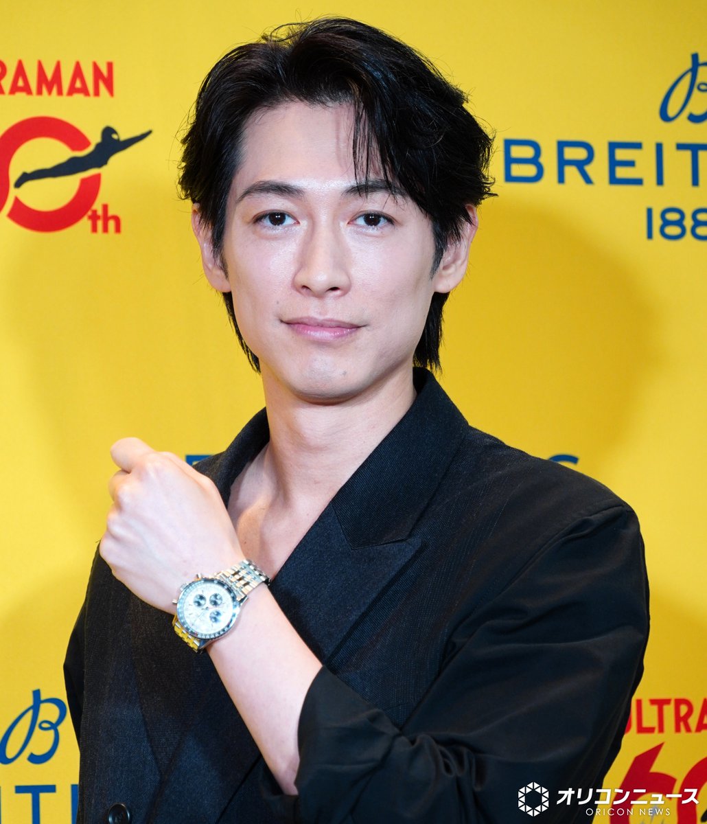 oricon's tweet photo. ディーン・フジオカ、ウルトラマンポーズ連発
最後までサービス精神全開
https://t.co/2hnMfS0cpS
⠀
幼少期の祖父母との思い出にもウルトラマン
「“光の国”の住民票も持ってる」
https://t.co/q6StYgismg https://t.co/MJTQeqLhpk