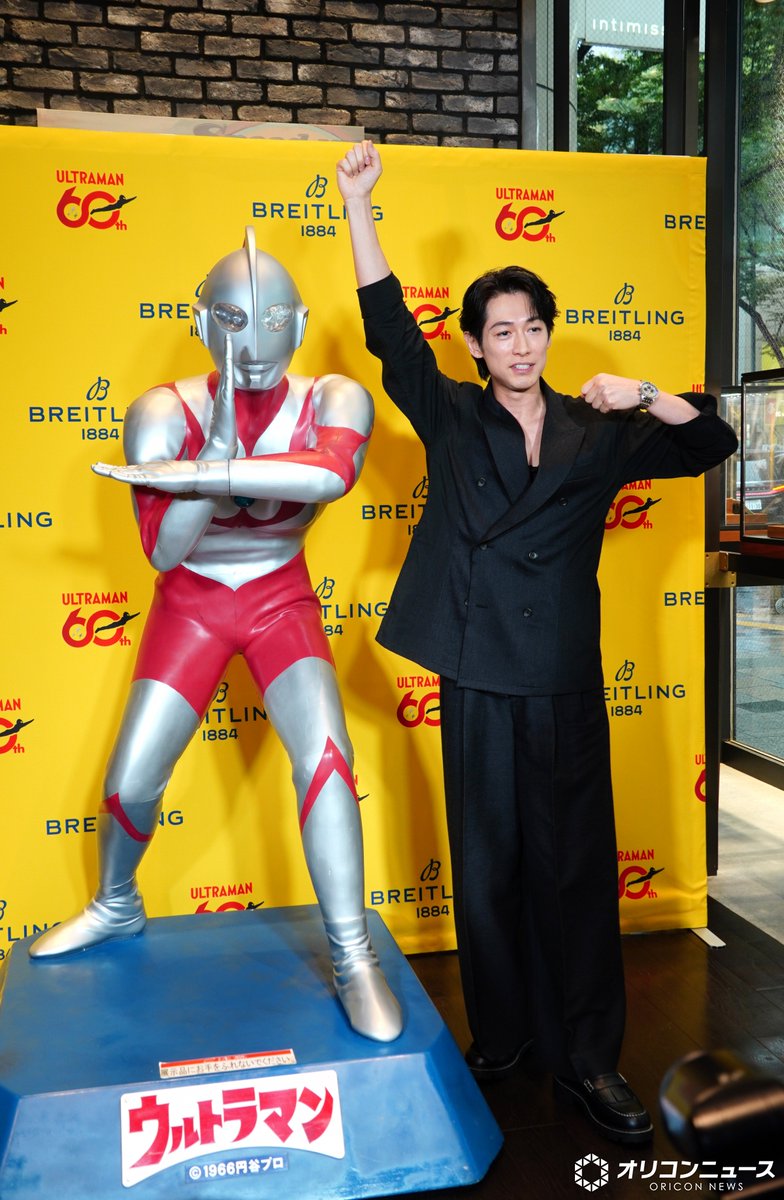 oricon's tweet photo. ディーン・フジオカ、ウルトラマンポーズ連発
最後までサービス精神全開
https://t.co/2hnMfS0cpS
⠀
幼少期の祖父母との思い出にもウルトラマン
「“光の国”の住民票も持ってる」
https://t.co/q6StYgismg https://t.co/MJTQeqLhpk