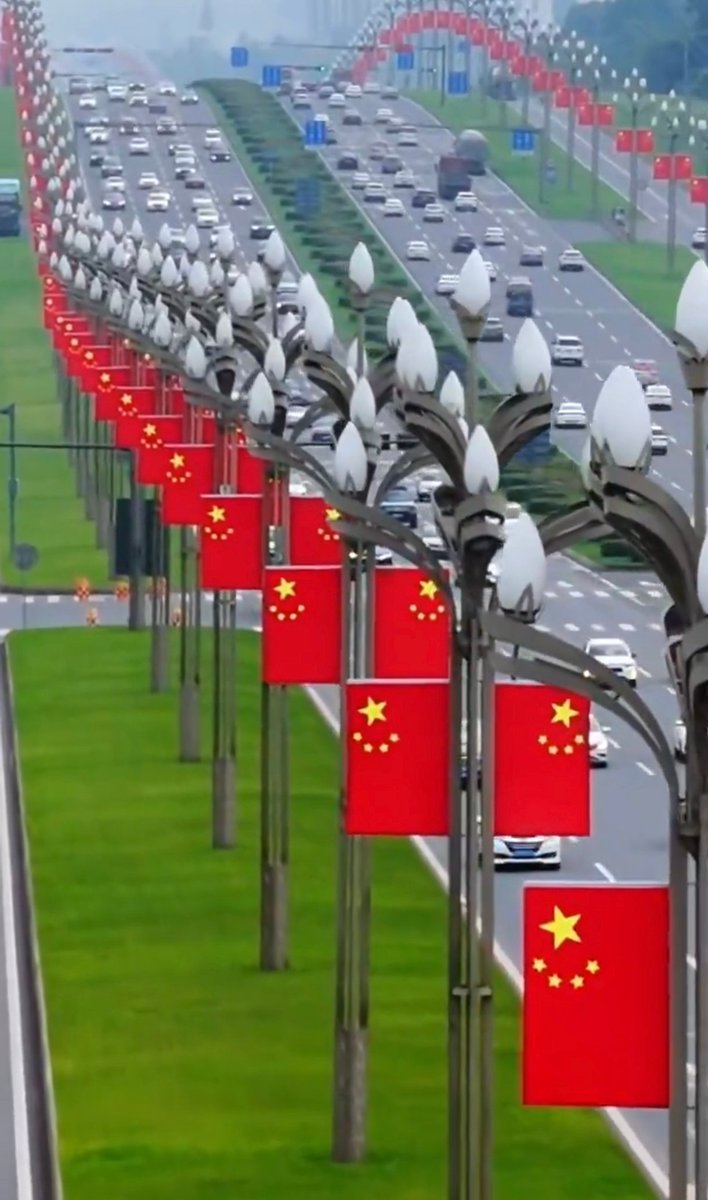 HESAEI258's tweet photo. 中华民国和中华人民共和国国庆节国旗挂法一模一样谁能绷住 https://t.co/niYKIsXFeM