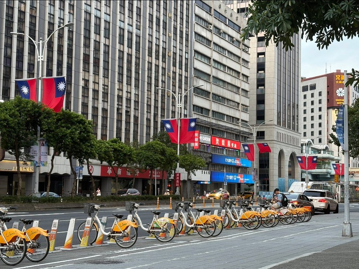 HESAEI258's tweet photo. 中华民国和中华人民共和国国庆节国旗挂法一模一样谁能绷住 https://t.co/niYKIsXFeM