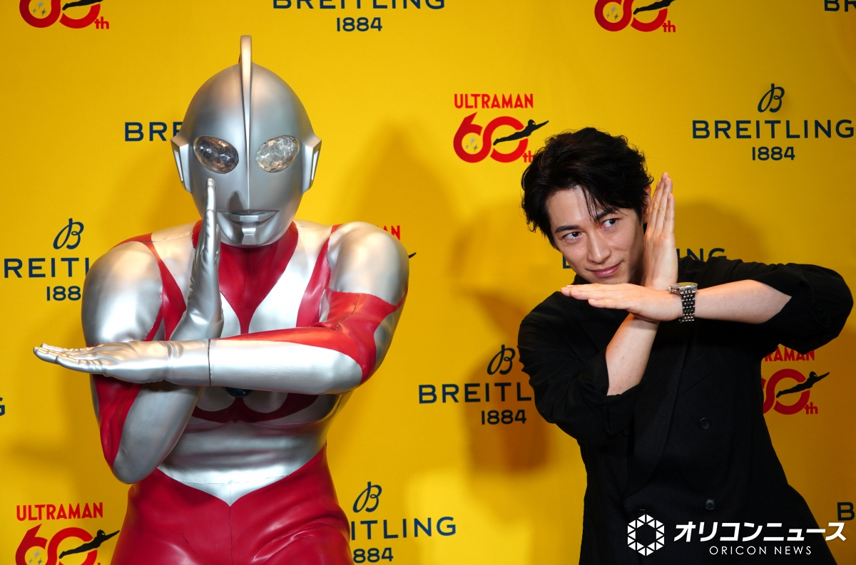 oricon's tweet photo. ディーン・フジオカ、ウルトラマンポーズ連発
最後までサービス精神全開
https://t.co/2hnMfS0cpS
⠀
幼少期の祖父母との思い出にもウルトラマン
「“光の国”の住民票も持ってる」
https://t.co/q6StYgismg https://t.co/MJTQeqLhpk