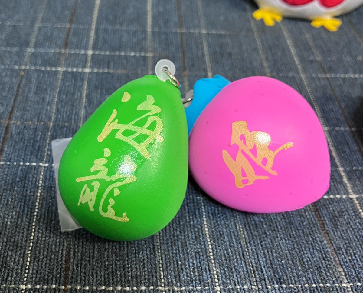 momerathchan's tweet photo. スクイーズ🍓💋２つ買ったんだけどかなり個体差あった！
左は塗装が綺麗で高反発
右はオーバーリップ気味で低反発
右ちゃんのほうが触り心地としては優秀
潰して戻る時のシワシワ💋具合も最高🤣
ほんでカイナオの裏面のペア感は何？笑 https://t.co/tH6IN9zMDp