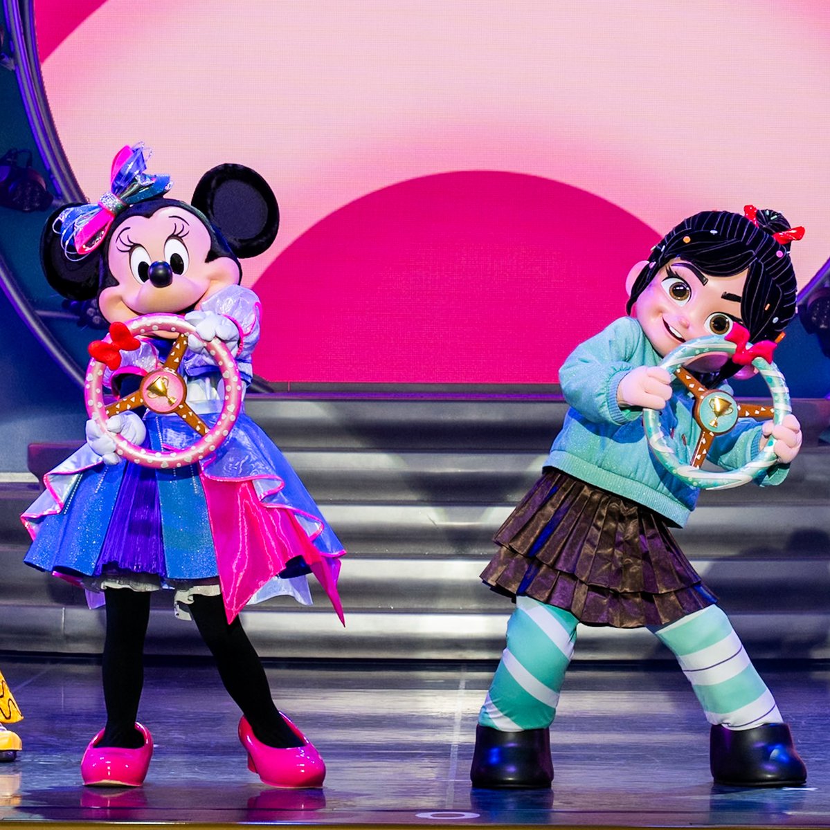 MezzoMikiD's tweet photo. 東京ディズニーランド
「ショーベース」の新ショー
「The D-Groovationz4 Live: Happy! Funky! Groovy! Tour」
ステージショーにヴァネロペが初登場☆ https://t.co/YHWk2qpAl2