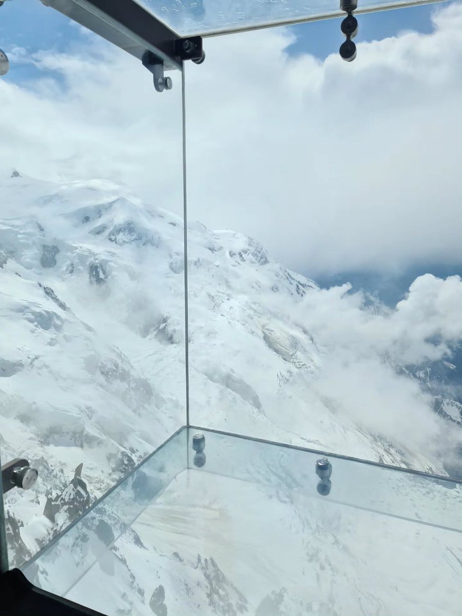 MidaMirda's tweet photo. Aiguille du Midi, France... #AiguilleDuMidi
#FrenchAlps
#Chamonix
#MountainViews
#AboveTheClouds https://t.co/h9GXlx156g