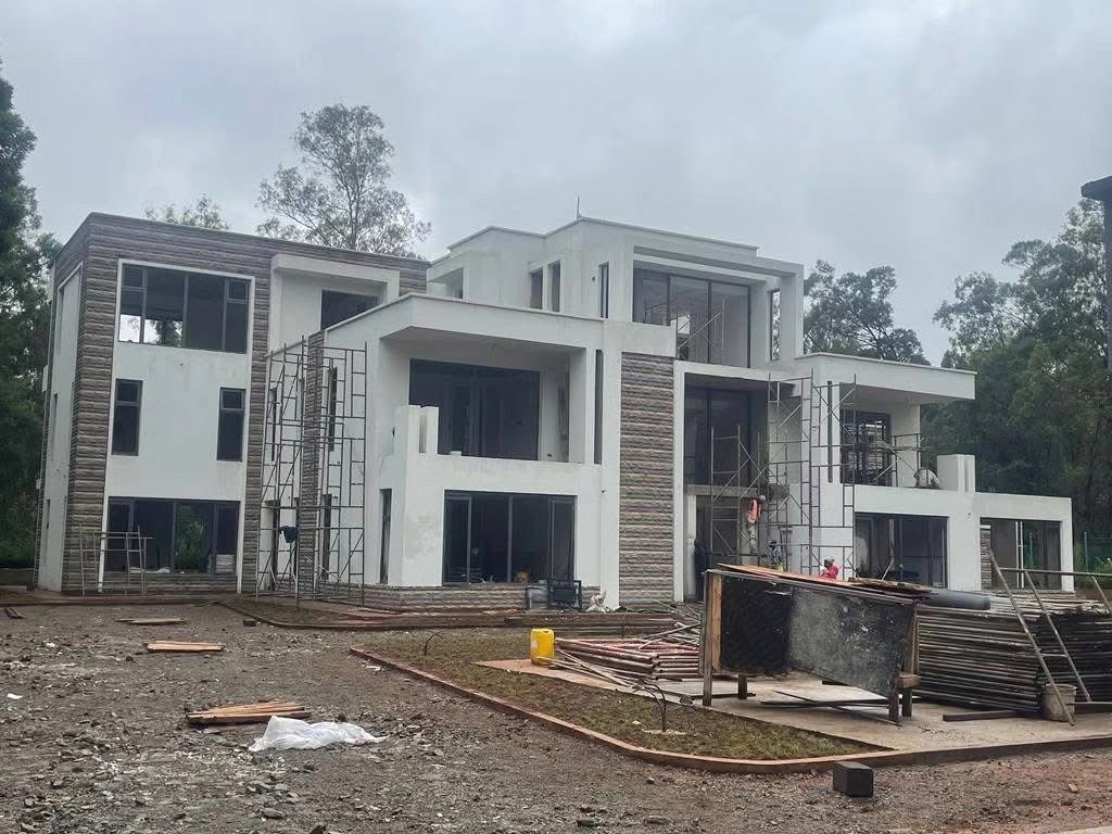 Debco_Construct's tweet photo. π Karen, Nairobi County Progress on course with finishing touches for our 7-bedroom luxury ποΈ mansion. π #DebcoConstructionLimited #BrillianceBuilding #Karen #NairobiCounty #LuxuryLiving #MansionFinishes #ProgressOnCourse #ArchitecturalExcellence #KenyaRealEstate #Kenya https://t.co/ysIKSVA4rT