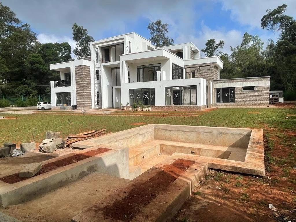 Debco_Construct's tweet photo. π Karen, Nairobi County Progress on course with finishing touches for our 7-bedroom luxury ποΈ mansion. π #DebcoConstructionLimited #BrillianceBuilding #Karen #NairobiCounty #LuxuryLiving #MansionFinishes #ProgressOnCourse #ArchitecturalExcellence #KenyaRealEstate #Kenya https://t.co/ysIKSVA4rT
