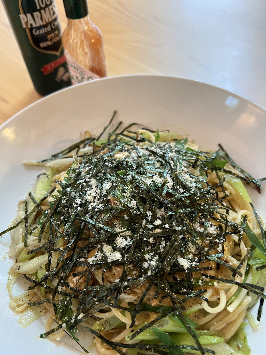 kazz_nishikiori's tweet photo. 久しぶりにおウチで納豆スパ。
ハリさんトコも美味いけど、俺のもネギ、大葉など入って中々のもんです。
写真では何のコッチャか、よく分からんくなってます。
男の茶系料理、赤🟥を稼ごうとタバスコ置きましたが、emptyでびっくり‼️
随分留守にすることが多かったのがわかります。
買いに行こう・・・
大っきいヤツは業スーじゃなくて、ハナマサなのよね。