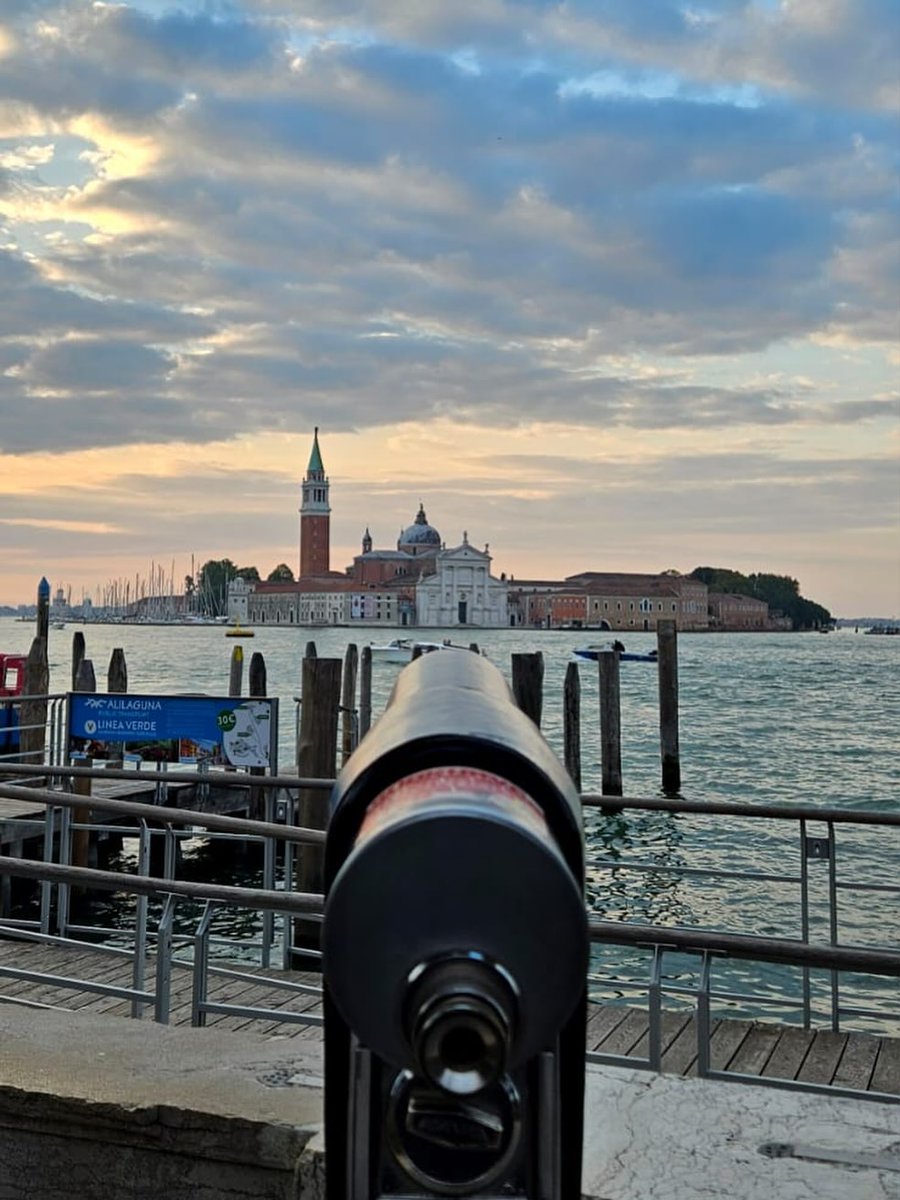 kchorrito74's tweet photo. Danke liebste SilV ☺️🇮🇹
#gesehenundandichgedacht #venedig #venice #sunrisevenice #venedigersonnenaufgang #italia #italytravel #binocularview #telescopeview #fernglasblick #focusmoment #iseefaces #pareidolia #katrinviews #canalview #cityview https://t.co/LkEHgfsoBW