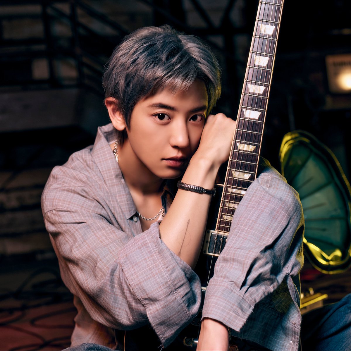 Genius_kor's tweet photo. #GeniusCharts | #CHANYEOL of #EXO (@EXO_NEWS_JP) lands two songs in the Top 5 of the daily K-Japanese chart in Genius Korea with “Song for You” debuting at #1!

The new songs are from his second Japanese mini-album 旅 (TABI)!

https://t.co/0dgUCik8PI https://t.co/1rnRlQin65