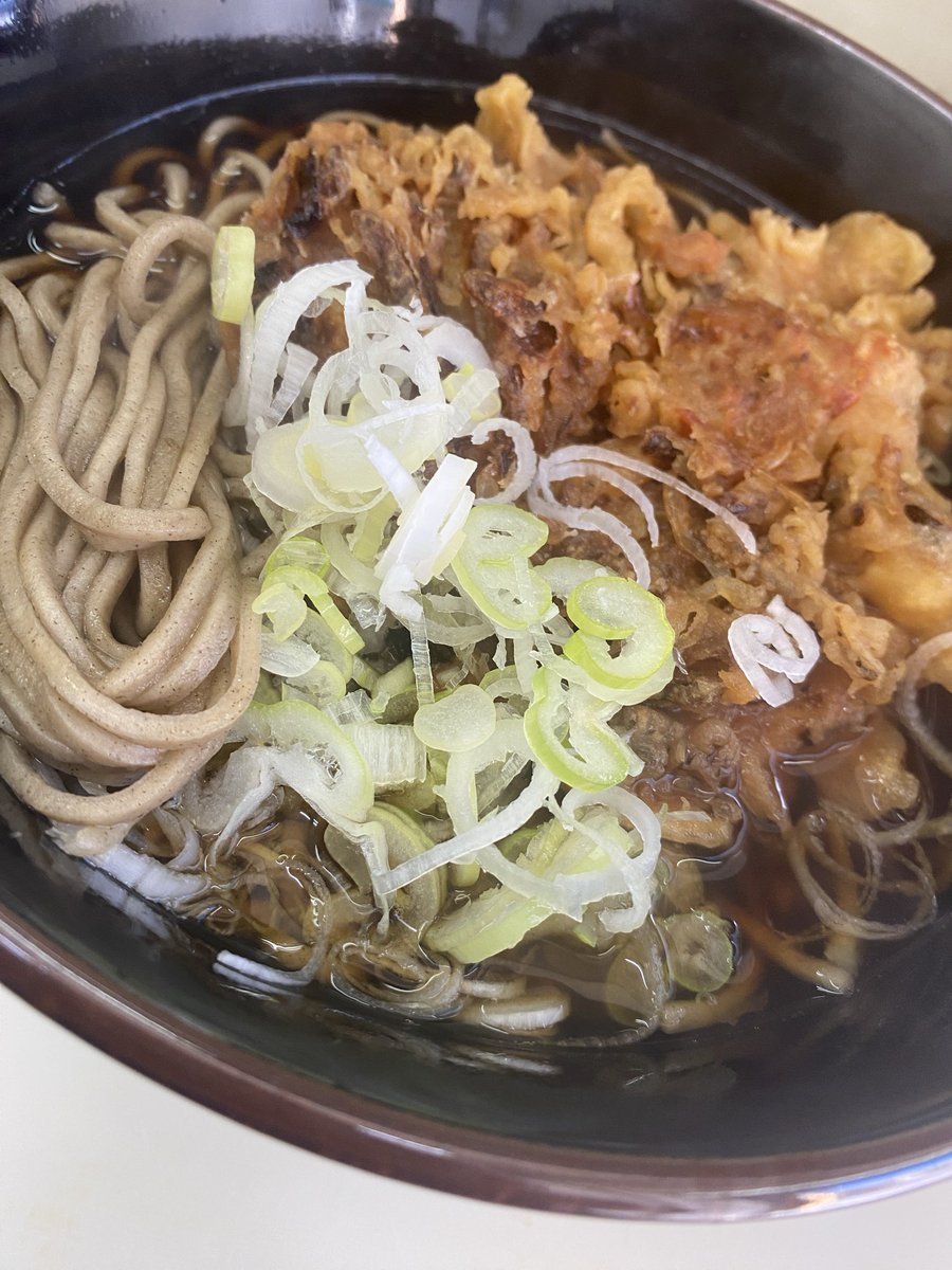 kunny_train_sin's tweet photo. 大久保  長寿庵
■天ぷらそば（ツユにしばらく漬けてもザクザクしている天ぷらが美味い・コスパ良すぎ） https://t.co/Va5WQ9Wki5