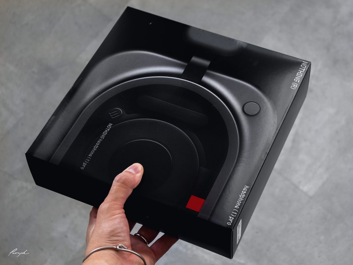Paraph14's tweet photo. 本日発表されたNOTHINGのハイエンドモデル『Headphone (1) Pro』を数日試用させてもらってるんだけど、着実に音も良くなっていて心地がいい。
ガラスと金属の質感もハイエンドに相応しい上質な印象に仕上がってる。

付属のケースはやや重たいし充電機能は無いが、ユニークな見た目で結構好き。
#PR https://t.co/HUlvrSqKYX