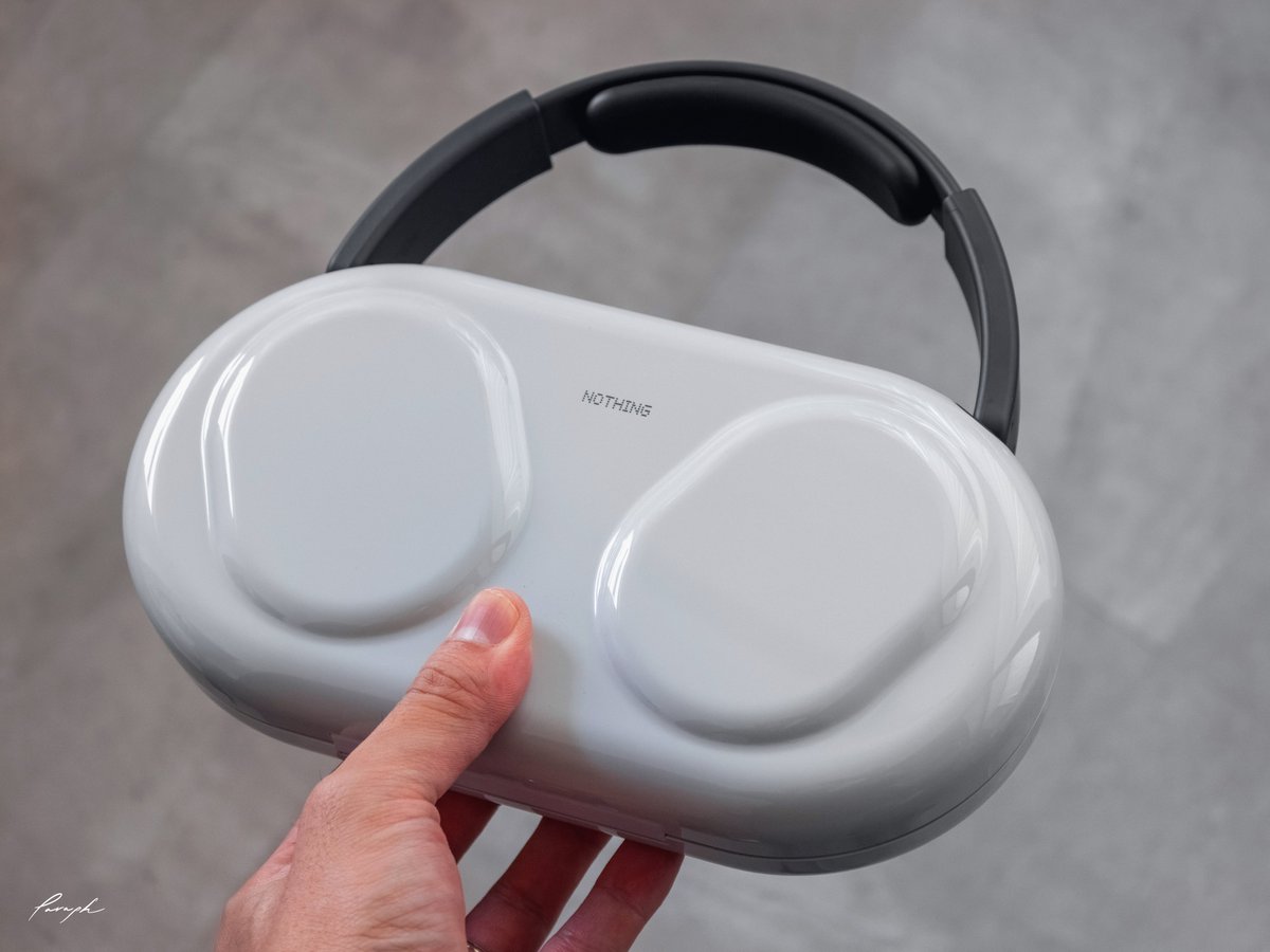 Paraph14's tweet photo. 本日発表されたNOTHINGのハイエンドモデル『Headphone (1) Pro』を数日試用させてもらってるんだけど、着実に音も良くなっていて心地がいい。
ガラスと金属の質感もハイエンドに相応しい上質な印象に仕上がってる。

付属のケースはやや重たいし充電機能は無いが、ユニークな見た目で結構好き。
#PR https://t.co/HUlvrSqKYX