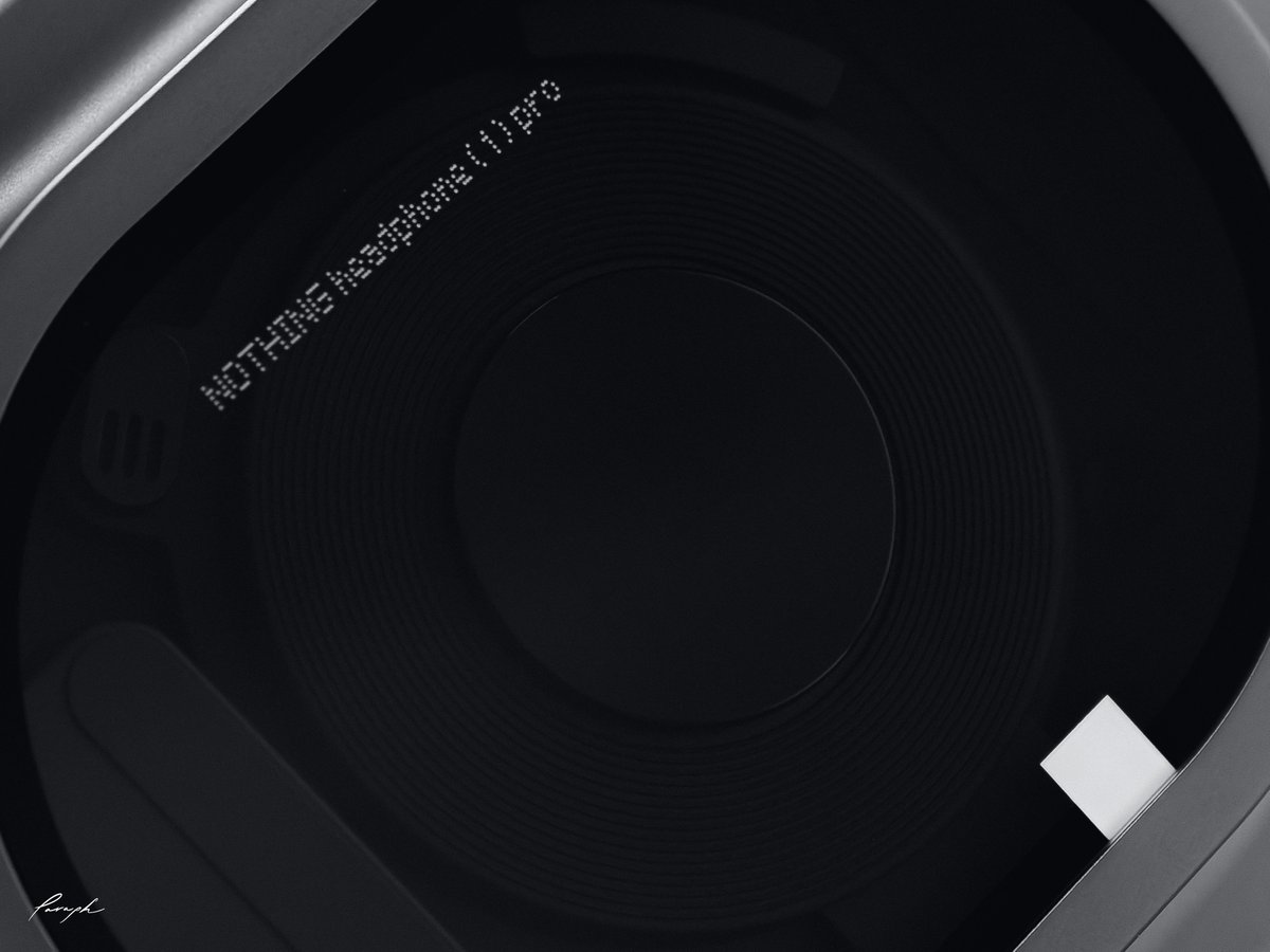 Paraph14's tweet photo. 本日発表されたNOTHINGのハイエンドモデル『Headphone (1) Pro』を数日試用させてもらってるんだけど、着実に音も良くなっていて心地がいい。
ガラスと金属の質感もハイエンドに相応しい上質な印象に仕上がってる。

付属のケースはやや重たいし充電機能は無いが、ユニークな見た目で結構好き。
#PR https://t.co/HUlvrSqKYX