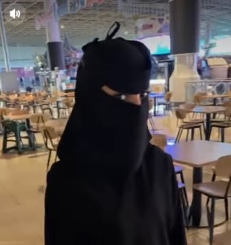 JD7VI's tweet photo. وجهك وانتي تدافعي بحمله فك النقاب اخر شي هذا شكلك وانتي طالعه مع ابوك
#٢٠٣٠_بلا_نقاب https://t.co/VdKnHmPh3o