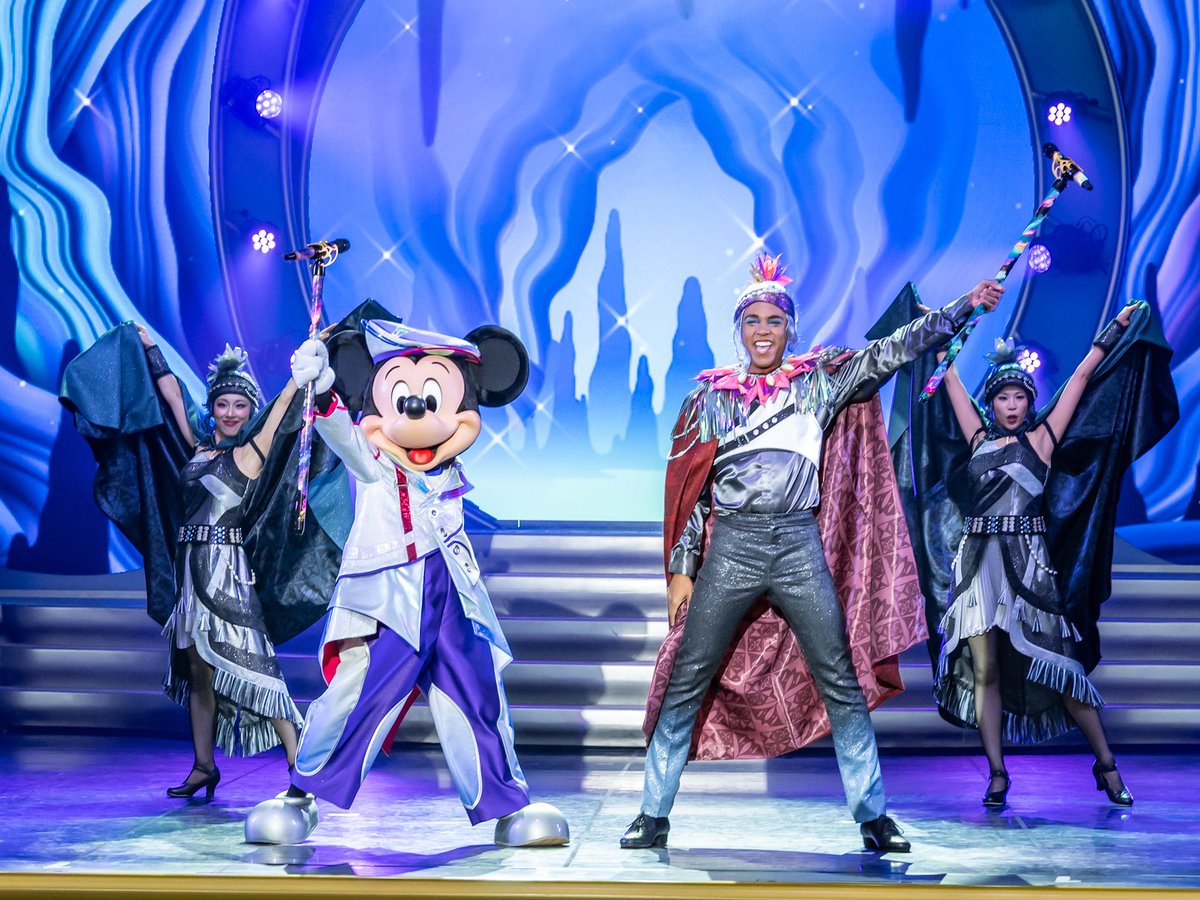 DtimesJP's tweet photo. 東京ディズニーランド「The D-Groovationz4 Live: Happy! Funky! Groovy! Tour」
The D-Groovationz 4とミッキーがお届けするのは『モアナと伝説の海２』の世界！
マイクスタンドを使った力強いパフォーマンスでゲストを魅了☆
https://t.co/kVD0DruKzs https://t.co/P6j5mbEb4N