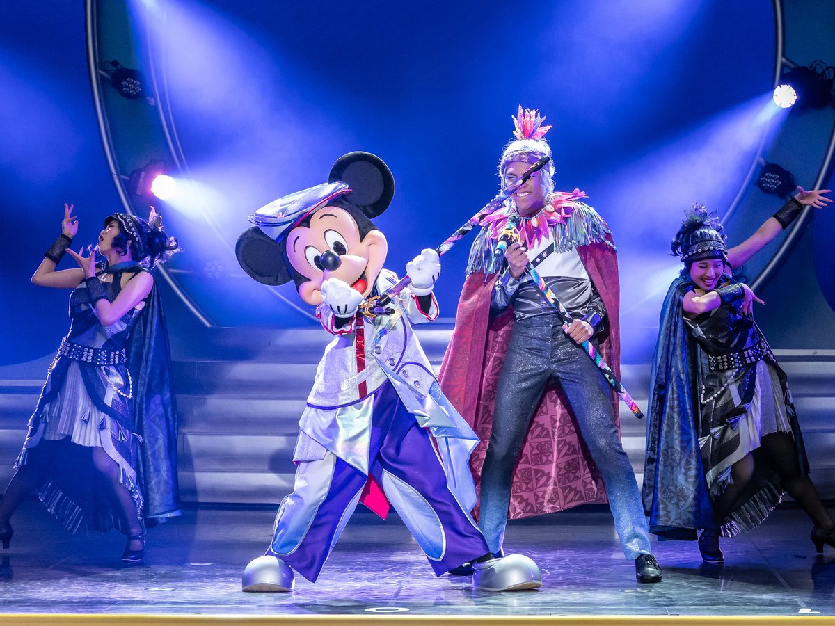 DtimesJP's tweet photo. 東京ディズニーランド「The D-Groovationz4 Live: Happy! Funky! Groovy! Tour」
The D-Groovationz 4とミッキーがお届けするのは『モアナと伝説の海２』の世界！
マイクスタンドを使った力強いパフォーマンスでゲストを魅了☆
https://t.co/kVD0DruKzs https://t.co/P6j5mbEb4N