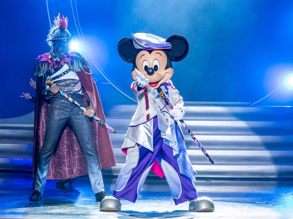 DtimesJP's tweet photo. 東京ディズニーランド「The D-Groovationz4 Live: Happy! Funky! Groovy! Tour」
The D-Groovationz 4とミッキーがお届けするのは『モアナと伝説の海２』の世界！
マイクスタンドを使った力強いパフォーマンスでゲストを魅了☆
https://t.co/kVD0DruKzs https://t.co/P6j5mbEb4N