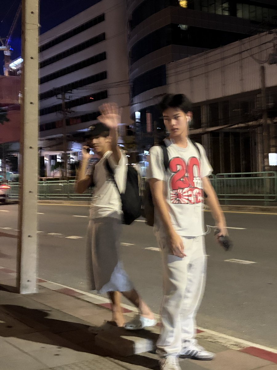 bsurasee_'s tweet photo. สองคนนี้ทําไรกันคับเนี้ยยย 🥸 https://t.co/suEFbzWj2u