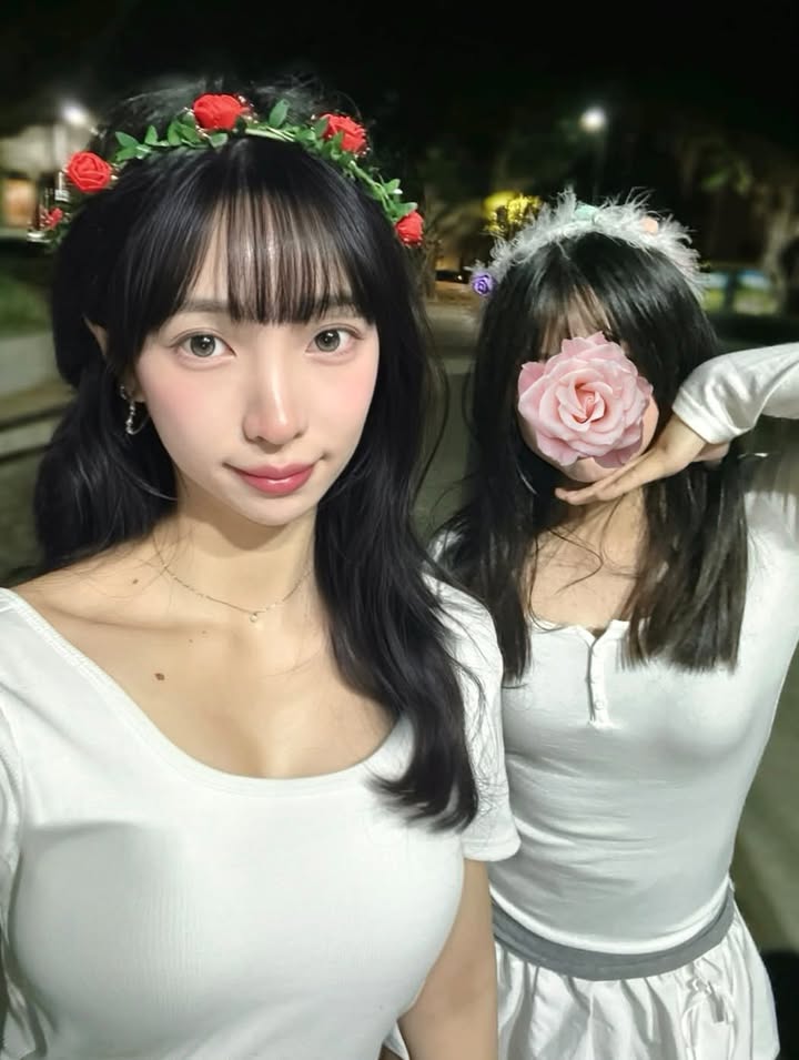 Kuoblack's tweet photo. 跟14歲女兒出門💕

現在都換女兒幫我打扮，
還會對我的穿搭提出意見。

到底誰才是媽媽？

而且……
妳媽媽這樣，能看嗎？
🤣 https://t.co/pEG0CLHrOh