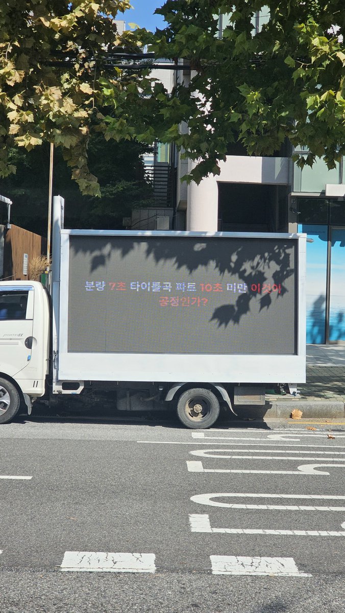 yilingmoon's tweet photo. spotted on the way to uni 👁👁

Yeosang Deserves More
#여상에게_더_많은_활동_노출_기회
#YeosangDeservesBetter https://t.co/S7GXN2tjc6