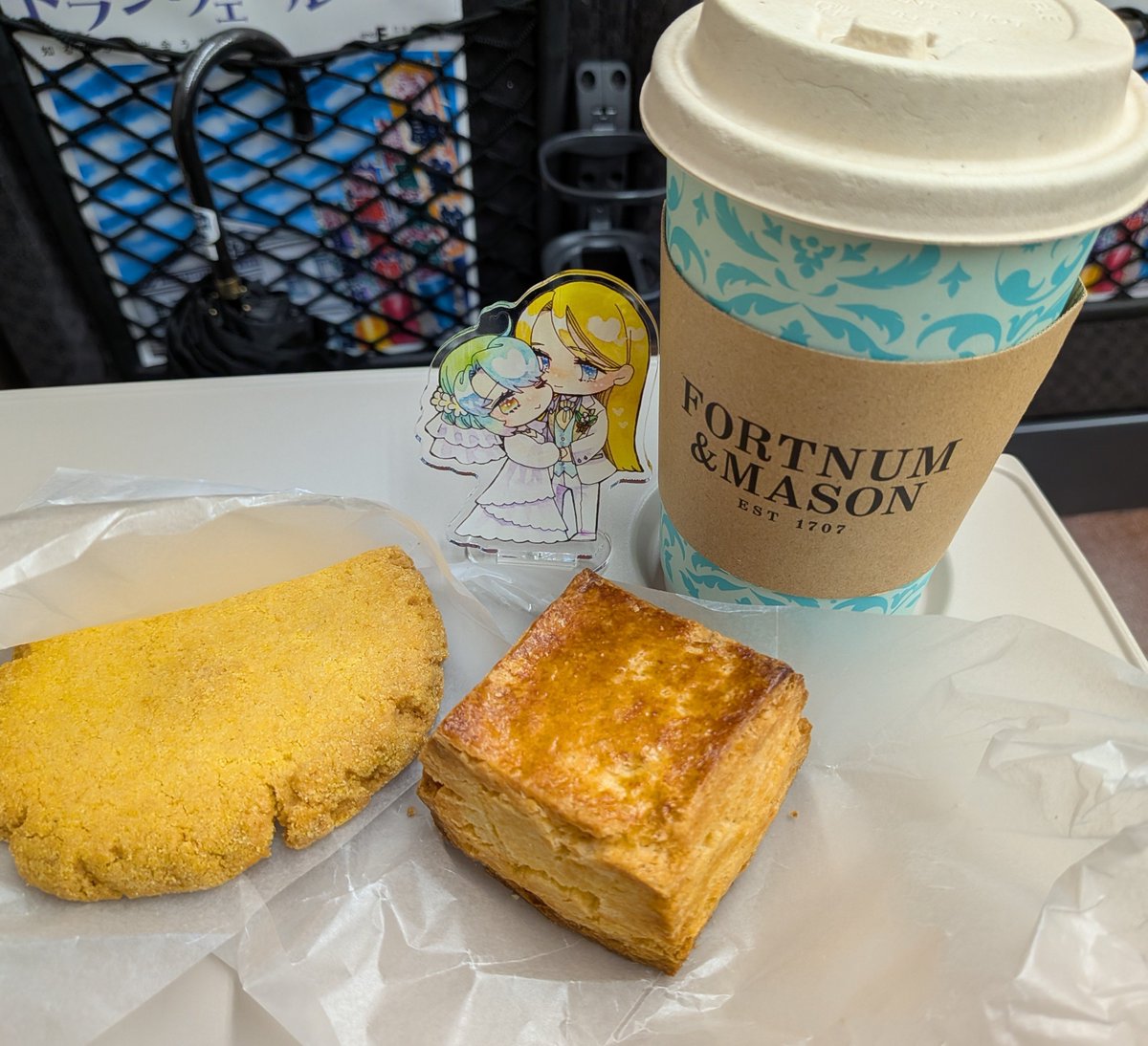 norimaru0837's tweet photo. またF＆Mで朝ごはんキメるぜ！と思ったら乗る電車間違えて大遅刻…新幹線には乗れたけどスコーンサンド売り切れてた🥲
お隣の店でお茶請けのクッキーとスコーン買ってアイリッシュブレックファストいただいた🙏 https://t.co/RDbhoRfzQk