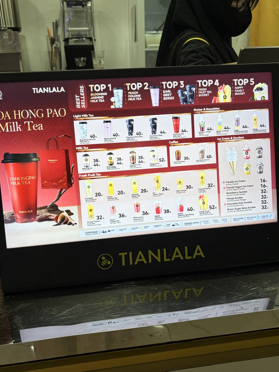 nocturnalcutie's tweet photo. kemarin pas di bandara palembang tuh aku liat ada tianlala, aku berniat jajan.....tapi setelah liat harga aku memutuskan minum air mineral aja🗿 https://t.co/OHs7UnRBOS
