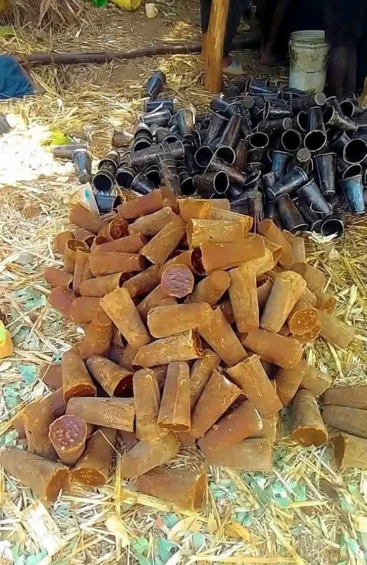 MbwaLegend's tweet photo. Deep in the heart of the village, there’s a jaggery processing plant! 😂

Well… sorta. You can call it that. Huku ocha, we make things work with what we have. 💪🏾

This is how sukari nguru comes to life; from fresh sugarcane juice to that delicious, rich brown goodness. 

How many of you know how sukari nguru is made? Have you ever tasted this greatness?