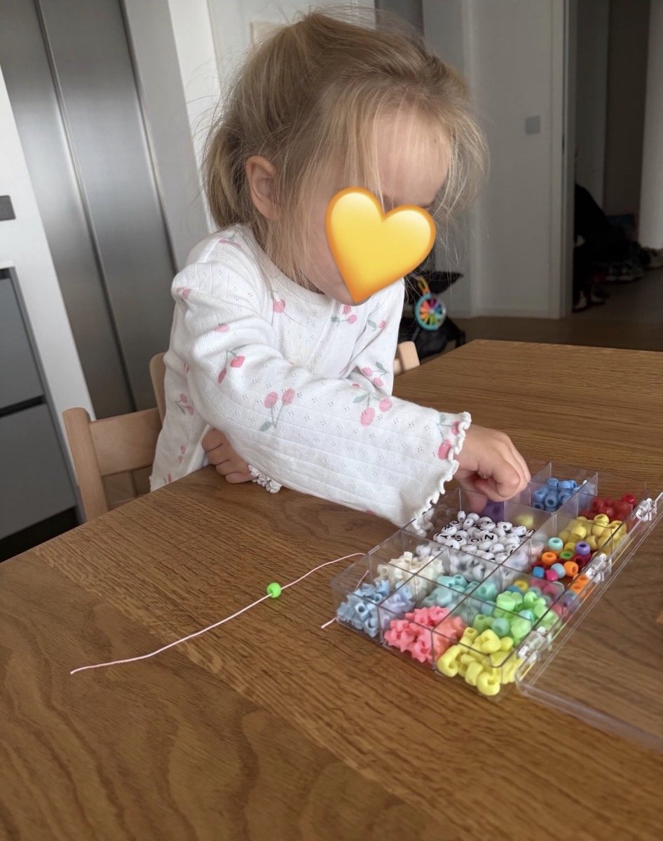 LukicBixilux's tweet photo. Luka Dončić je tokom razgovora sa medijima uz osmeh izjavio , da mu je starija ćerka napravila narukvice 😀✨️❤️
#Gabriela #LukaDončić https://t.co/J3xJXq8Fok