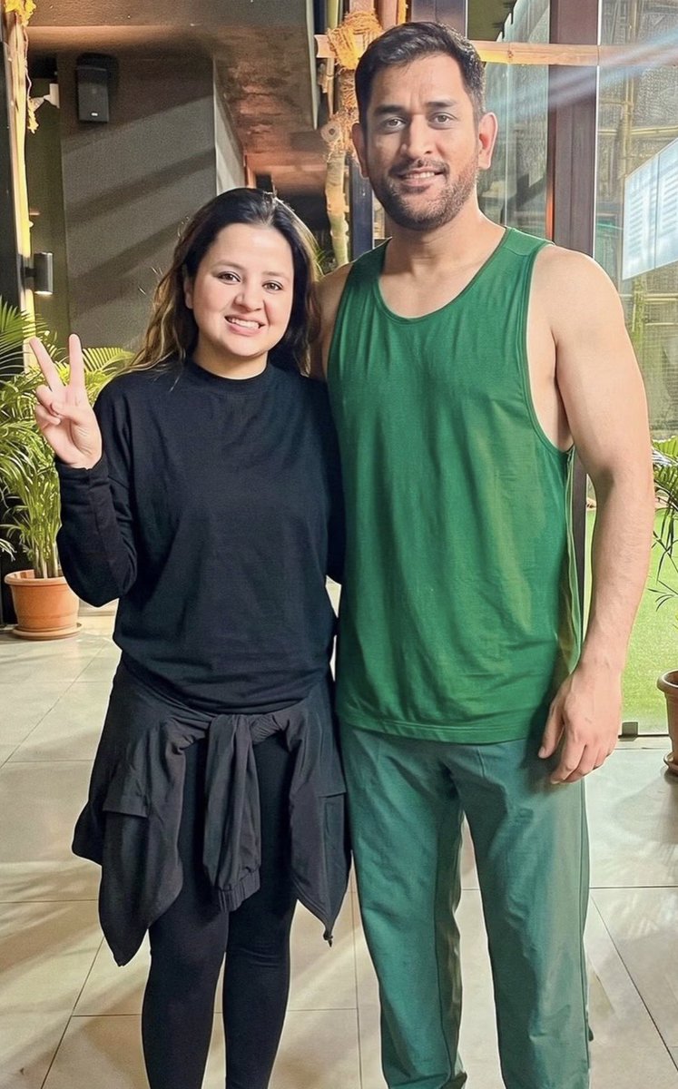 msdfansofficial's tweet photo. MS Dhoni and Sakshi’s recent pics. https://t.co/wcMrKnAV4z