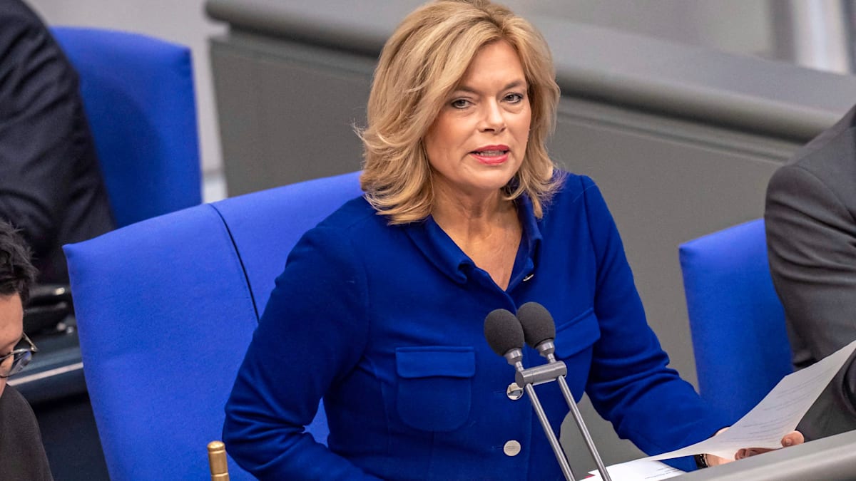 welt's tweet photo. „Wenn es eskaliert, schmeiße ich die ganze Fraktion raus“, sagt Julia Klöckner https://t.co/QdlNGulEa8 https://t.co/w4Bk5irAtv