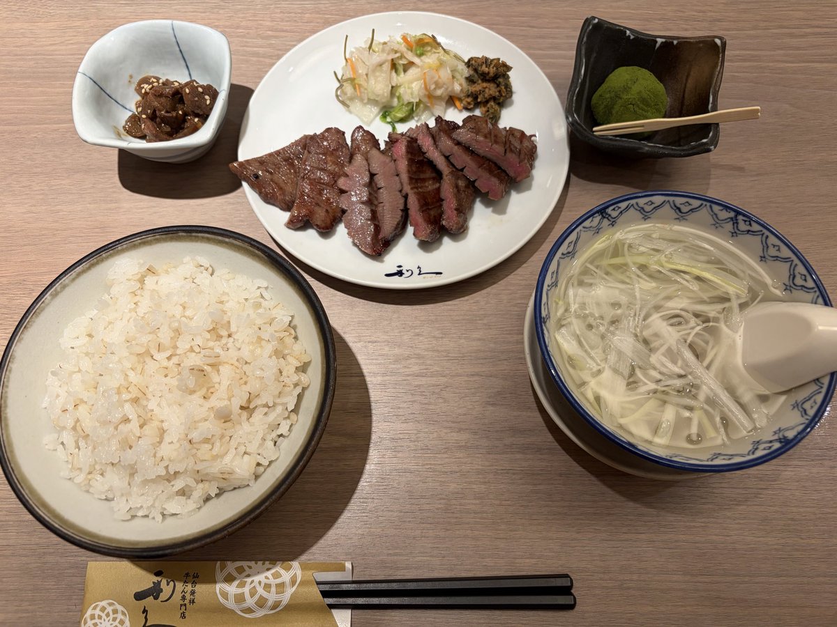 chi_bebe_chi's tweet photo. 相撲も終わり抜け殻となった老人は新宿利久で牛たん食べてます…。
いつのまにかQRコード注文になっとる。
3660円。
くるたび高くなって量が少なくなる利久。
かつて我が地元石巻にあった牛たん福助では1300円でこの2倍の量がありました…。
この謎緑大福いらないのに絶対ついてくる。
かなし。 https://t.co/ngwXscRLKG